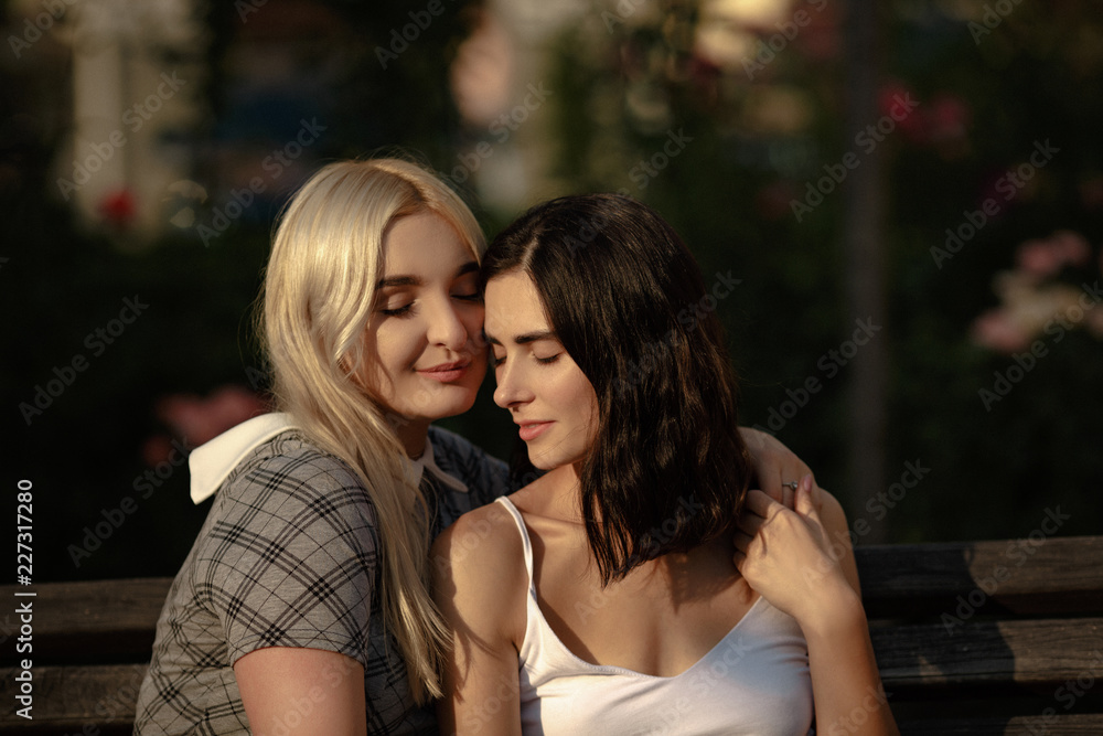 Lesbian blonde Caroandlace anal