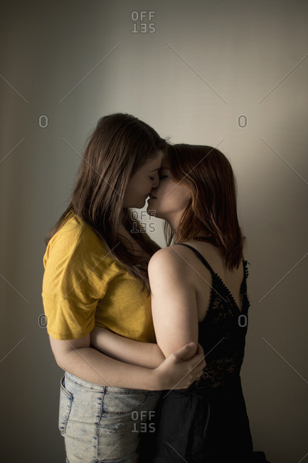 Lesbian brunette kissing Wellfleet beachcomber webcam