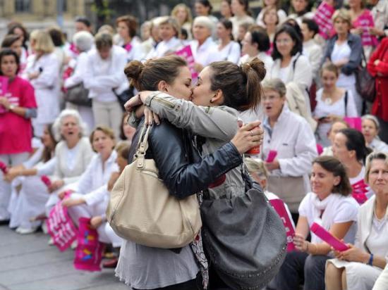 Lesbian cousins kissing Mature women lesbian