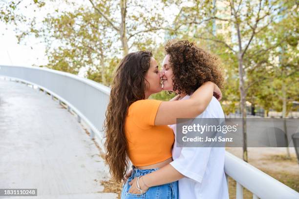 Lesbian kiss public Navel fingering porn