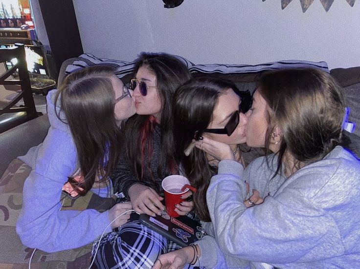 Lesbian kissing party Baddieblondebri porn