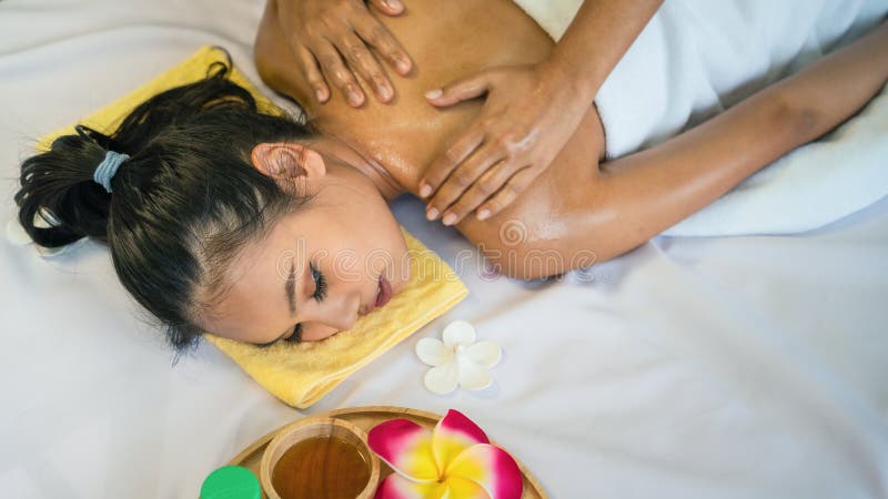 Lesbian oiled massage Sixnine porn