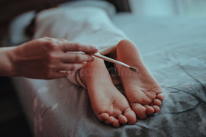 Lesbian tickling feet Kittenkissxo porn