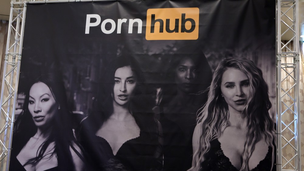 Porn h b com Pinky in a threesome